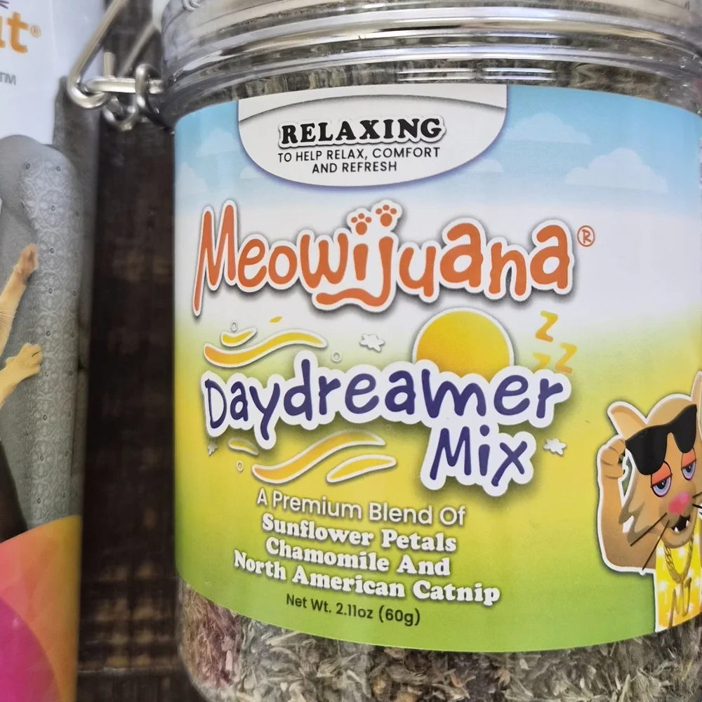 Daydreamer Mix Catnip - Relaxing Blend + Smarty Kat Scratch Not + Catnip Spray!